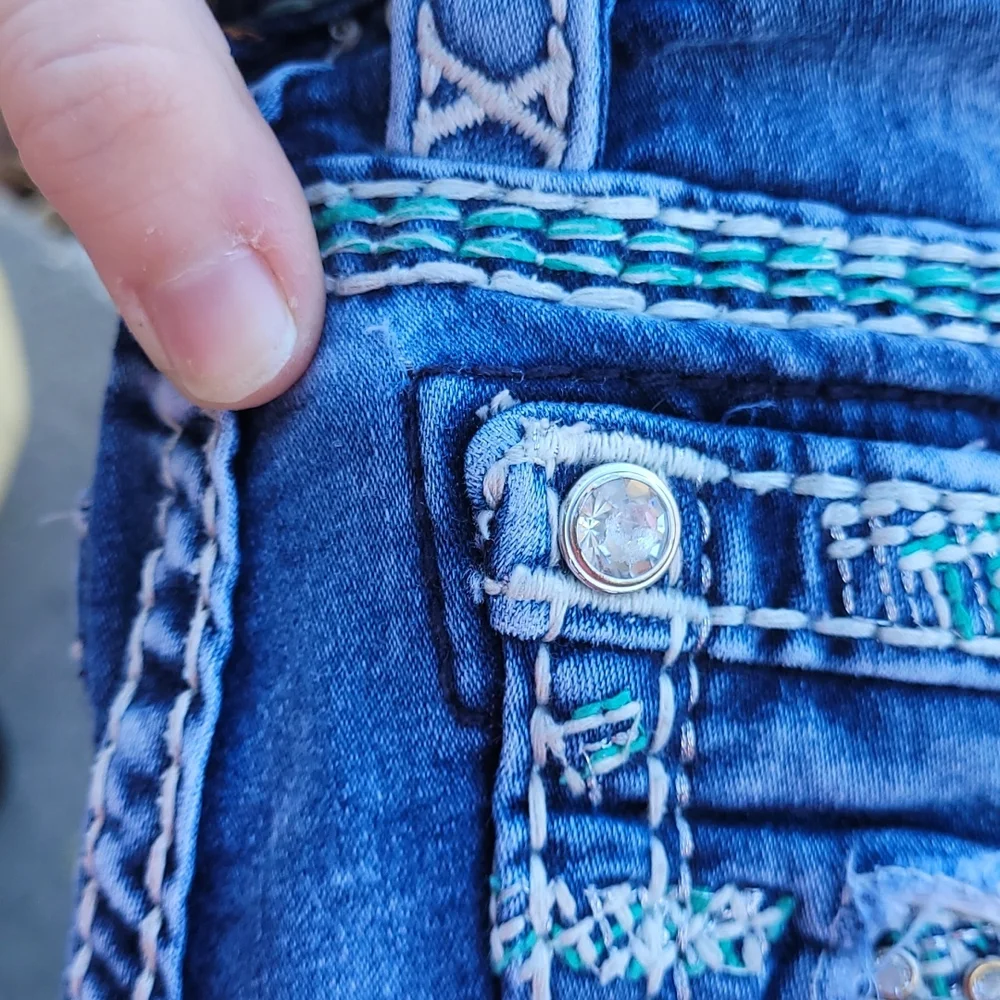 JUST SHOWING DEFECT - Picture 2 of 5